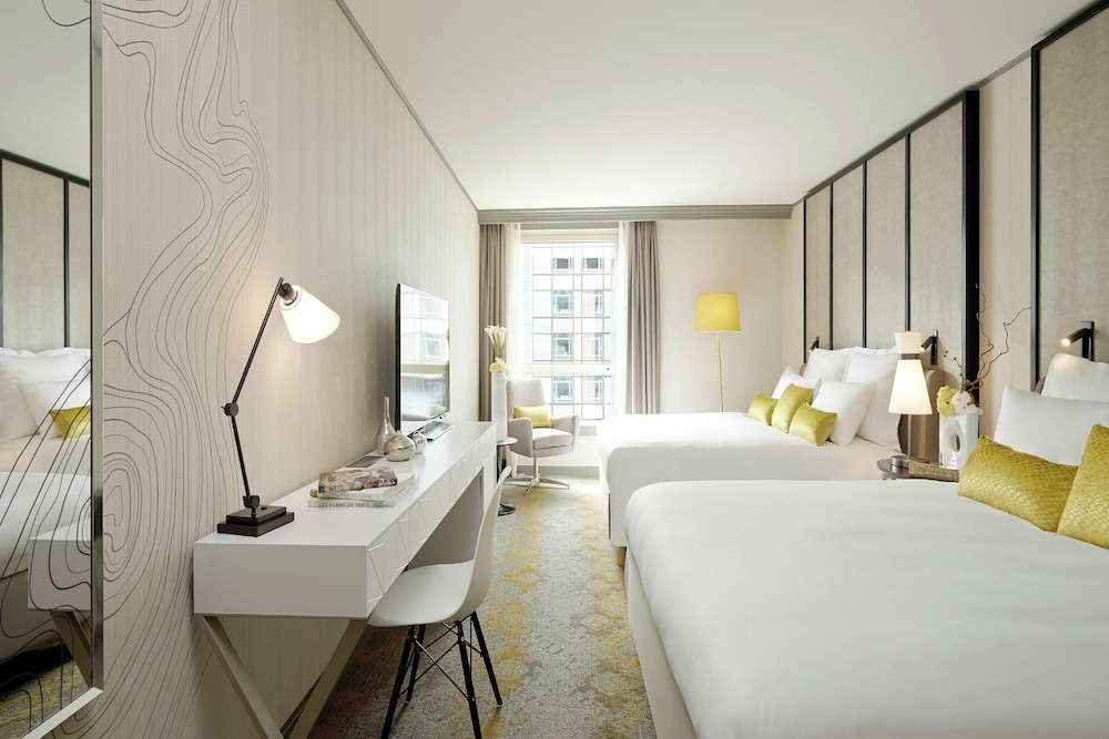 Room at RENAISSANCE PARIS LA DEFENSE HOTEL, PARIS