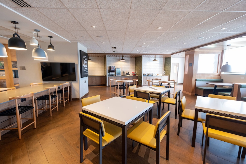 Fairfield Inn & Suites by Marriott Fond du Lac 21/26