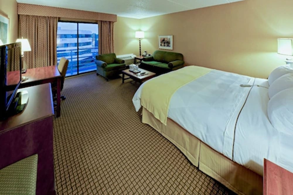 Hotel RL Cleveland Airport West 10/31