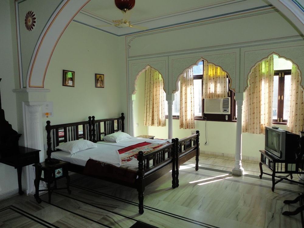 SUPERIOR, DOUBLE OR TWIN BED