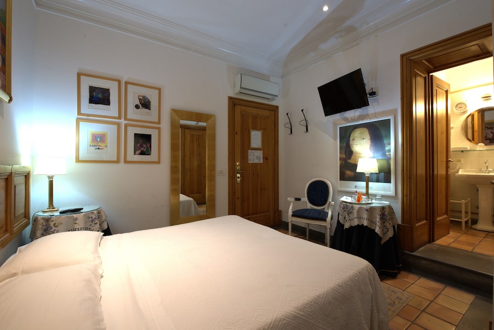 SMALL DOUBLE, INTERIOR VIEW