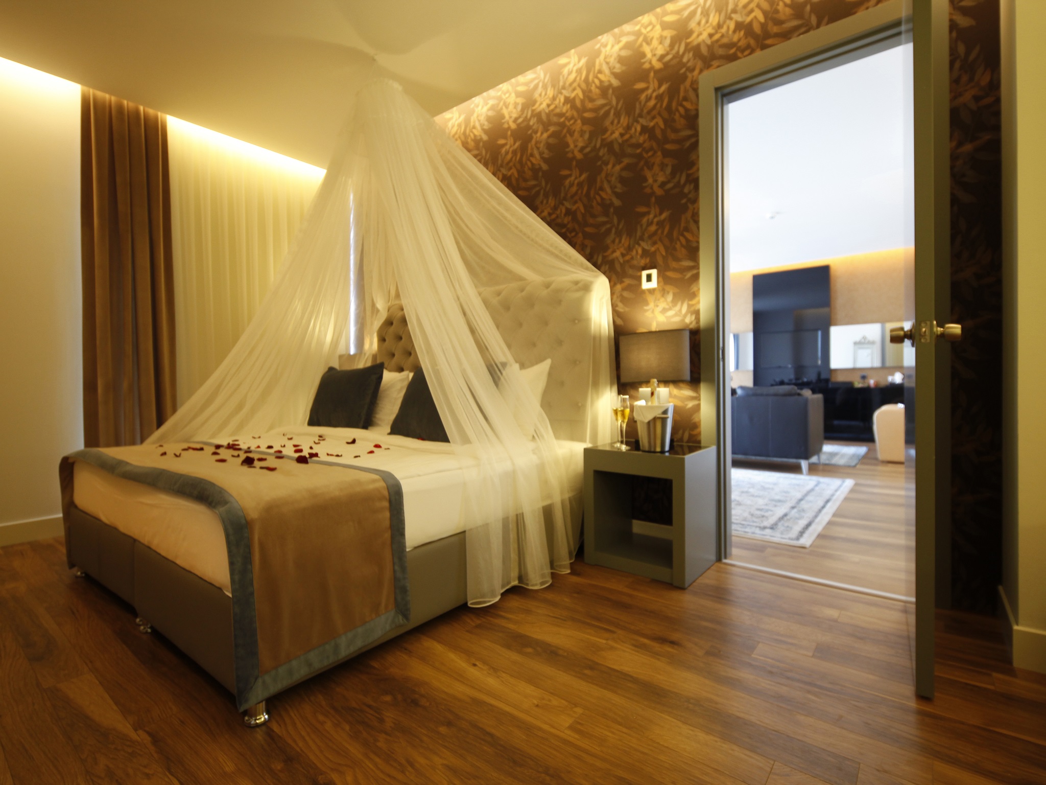 Deluxe, Suite