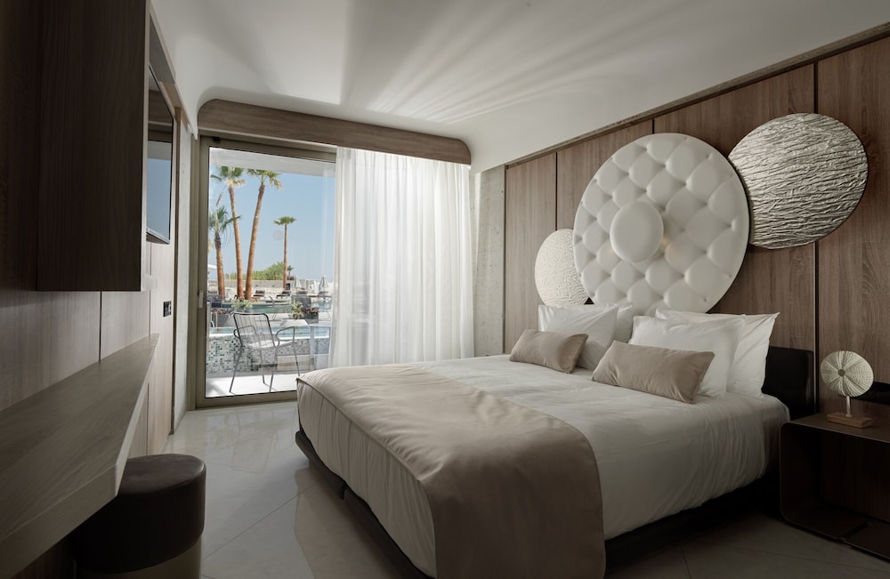 Superior, King Bed, Pool View, Plunge Pool