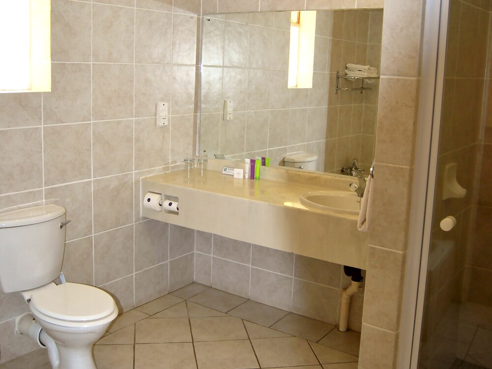 SAFARI LODGE HOTEL & CONVENTION CENTRE 47/50