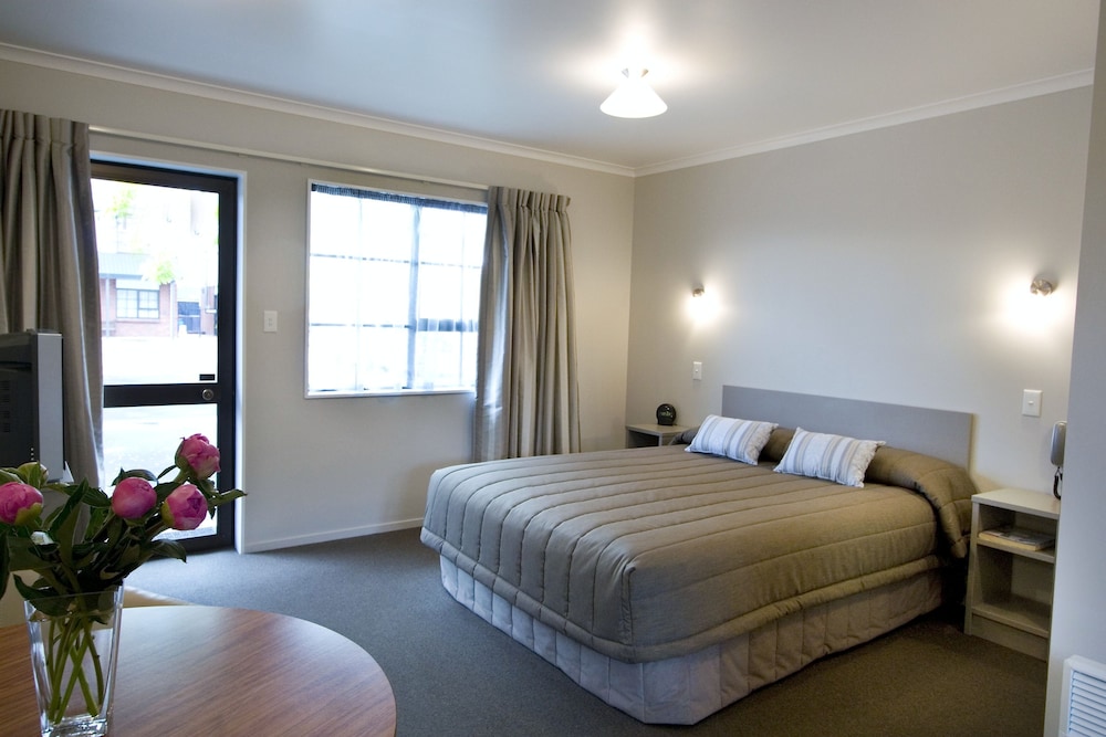 Knightsbridge Court Motor Lodge 14/37