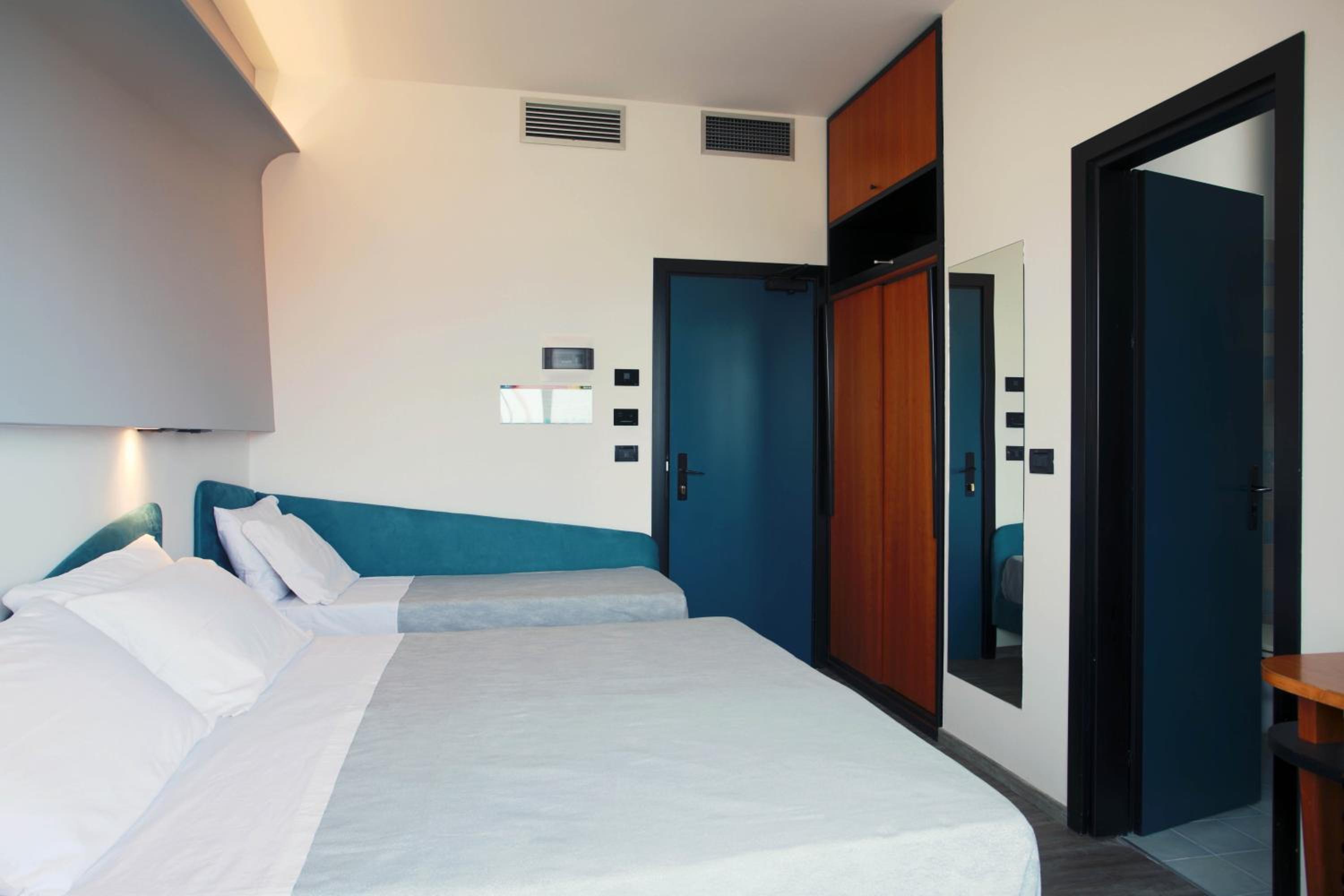 ROOM, TRIPLE
