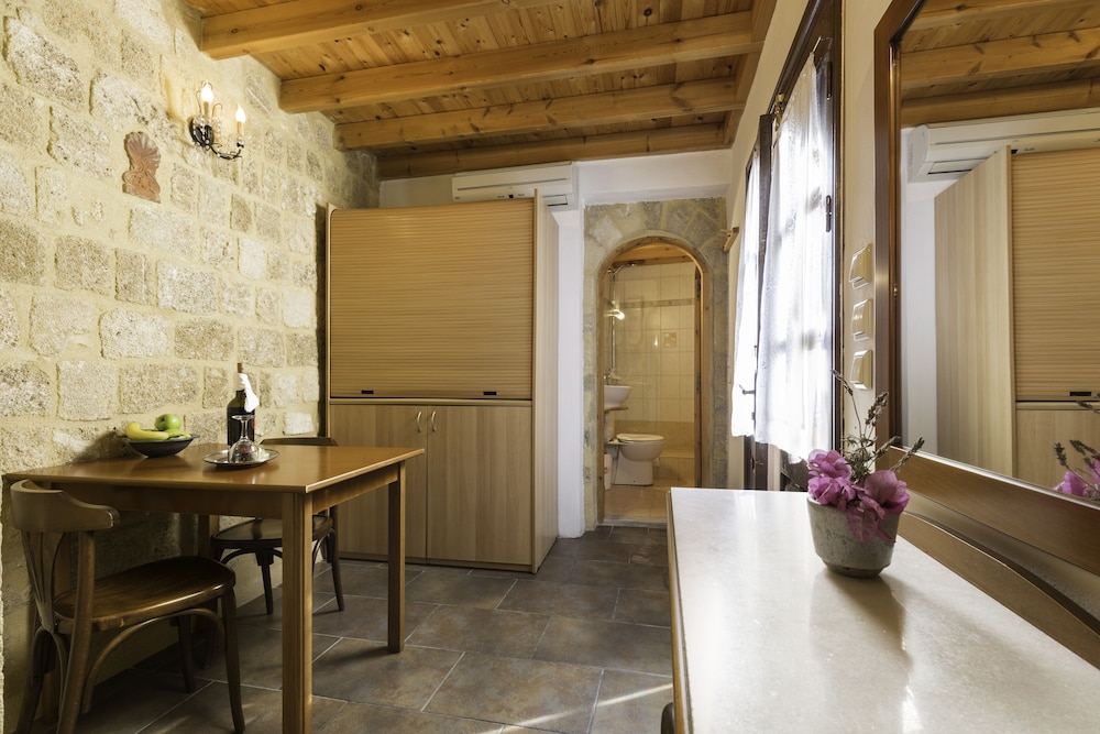 Camelot Traditional And Classic Hotel 48/56