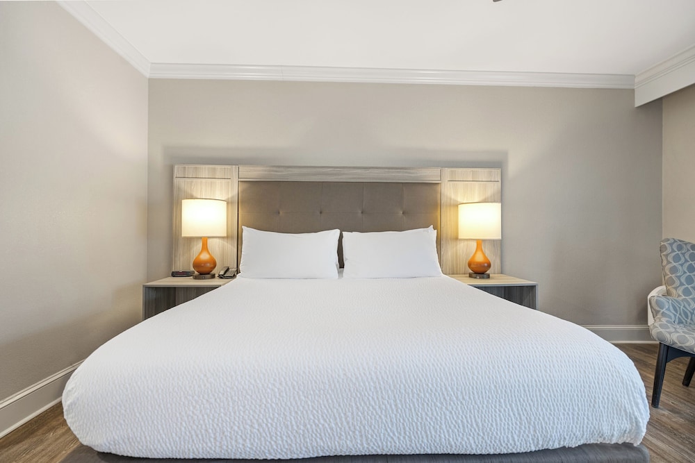 Room, King Bed, Resort Side