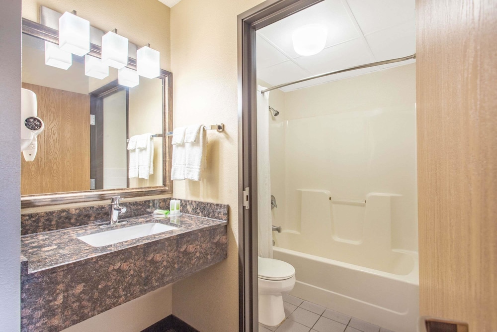 Americinn By Wyndham West Salem 10/26