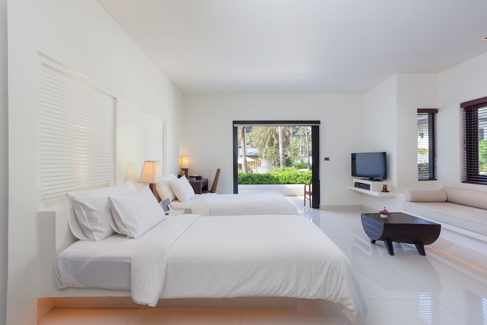 DELUXE, KING BED, POOL VIEW