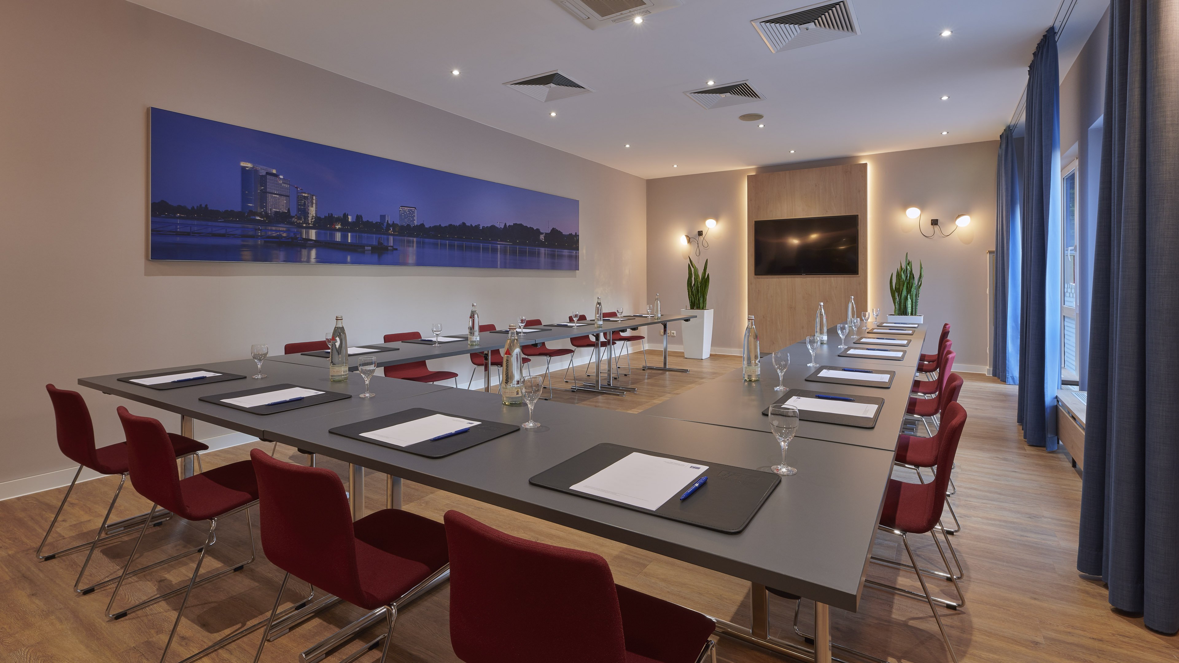 HOLIDAY INN EXPRESS COLOGNE TROISDORF 32/42