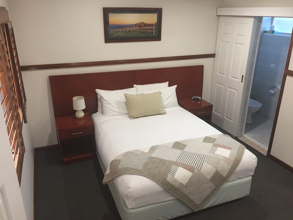 Across Country Motel And Serviced Apartments 12/35