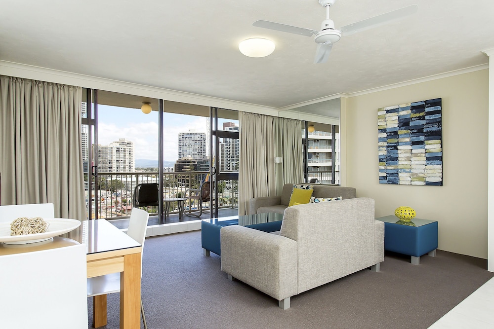 Breakfree Beachpoint Surfers Paradise 48/54