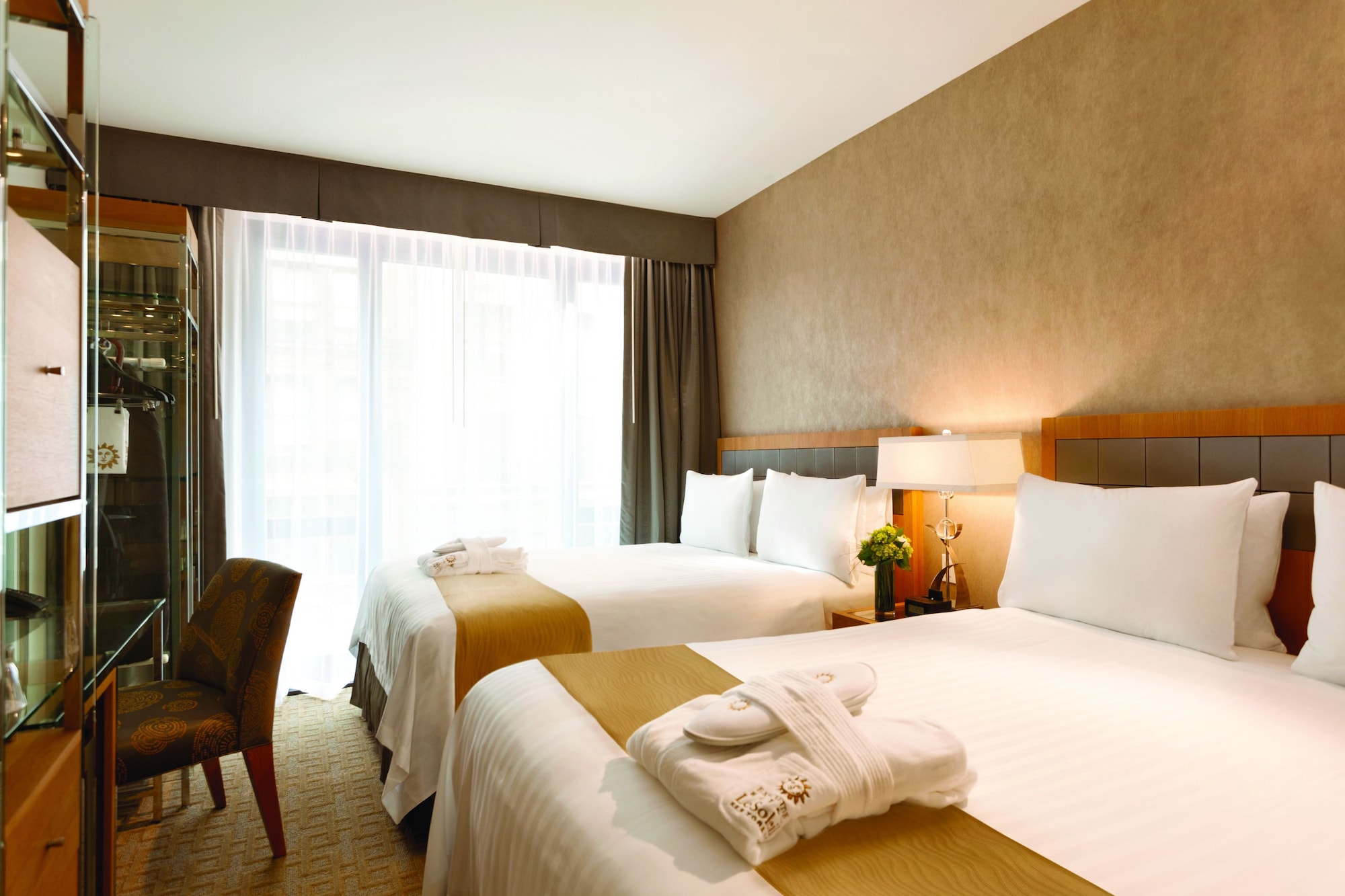 EXECUTIVE, 2 QUEEN BEDS