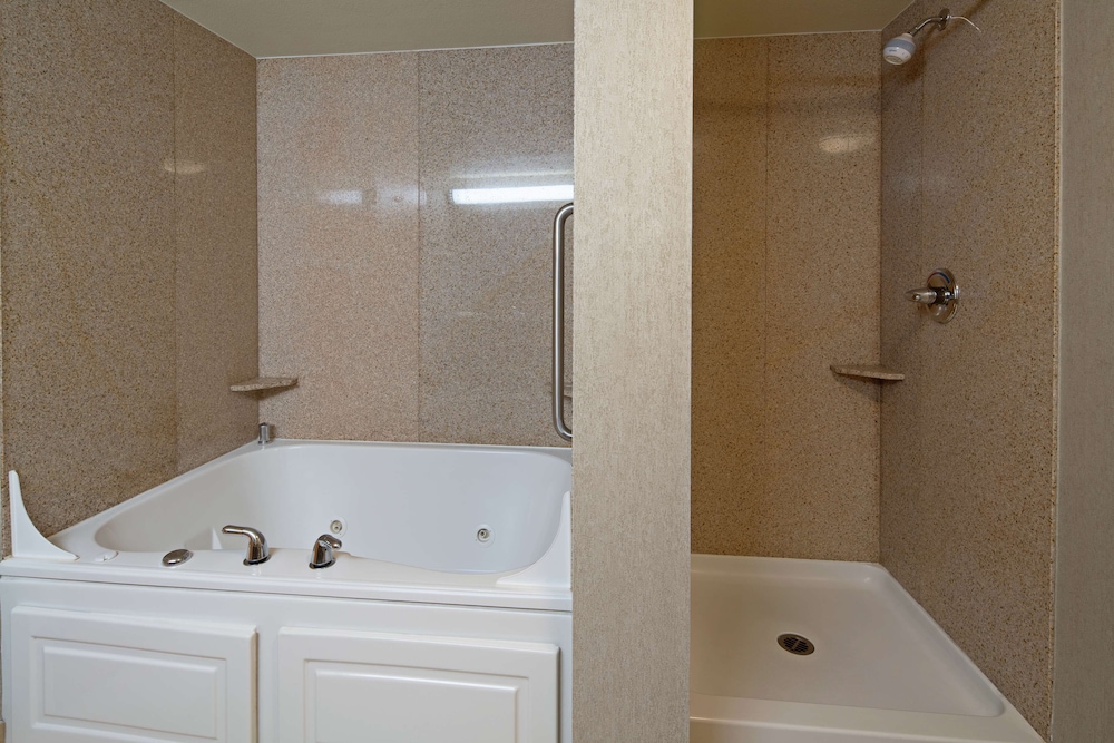 Hampton Inn Suites Bremerton 15/57