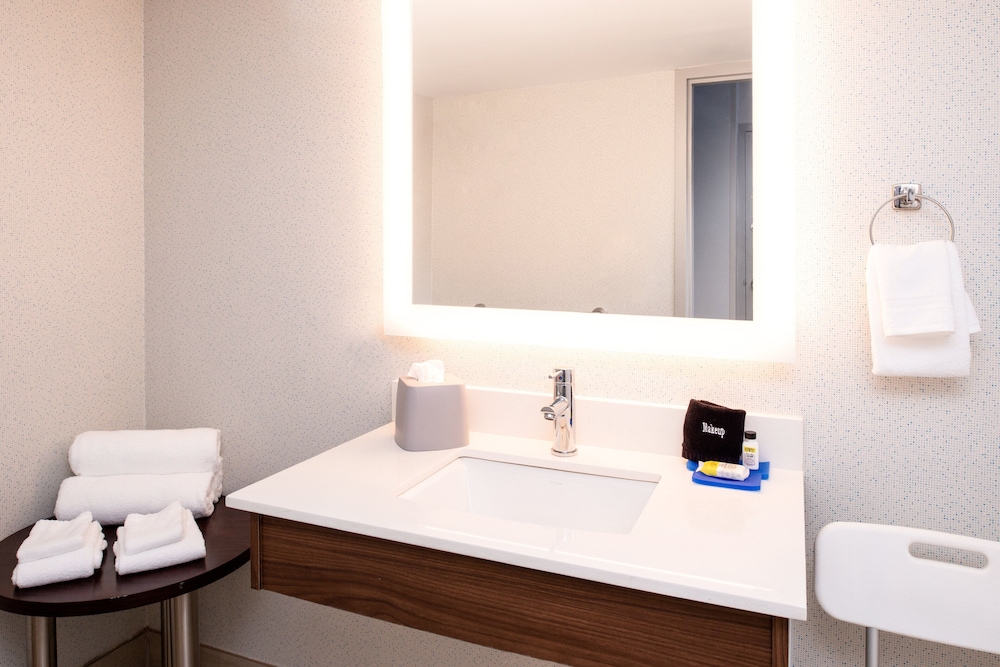 Holiday Inn Express Towson Baltimore North 13/63