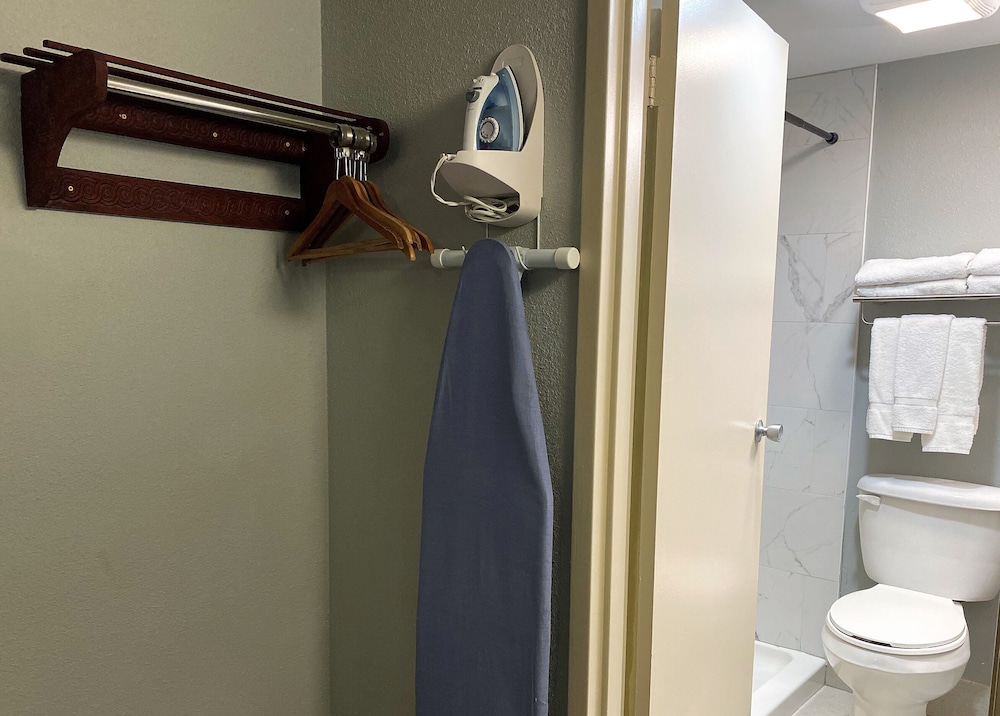 Travelodge By Wyndham Bloomington 47/62