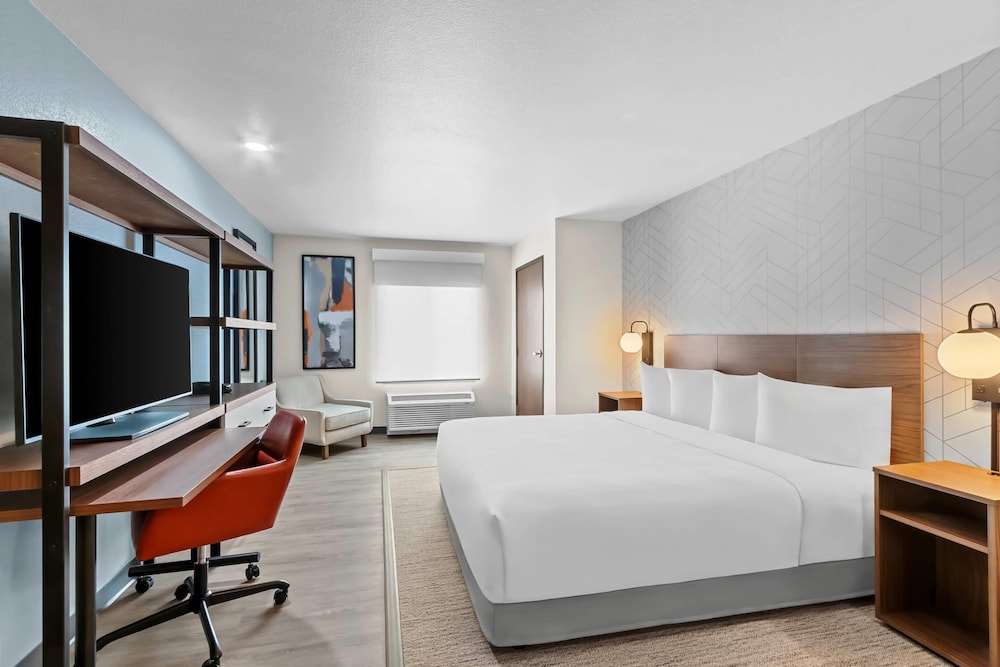 SUITE, KING BED, ACCESSIBLE