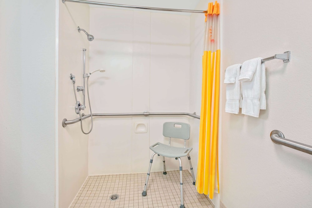 La Quinta Inn & Suites by Wyndham DFW Airport South / Irving 22/52
