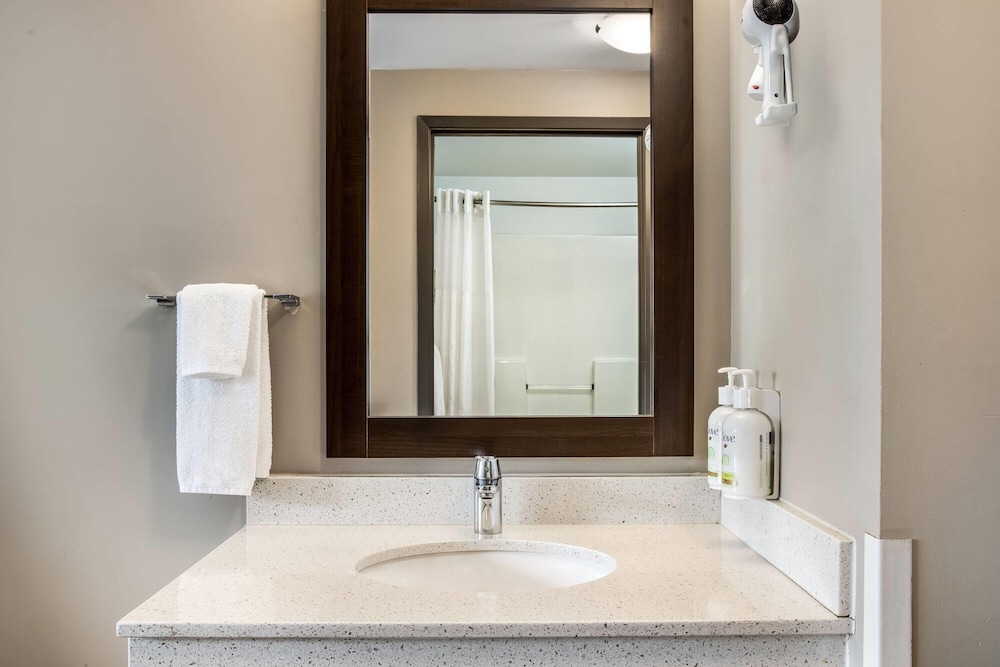 غرفة بزنس بسرير كوين، Super 8 by Wyndham Winnipeg West 4/6