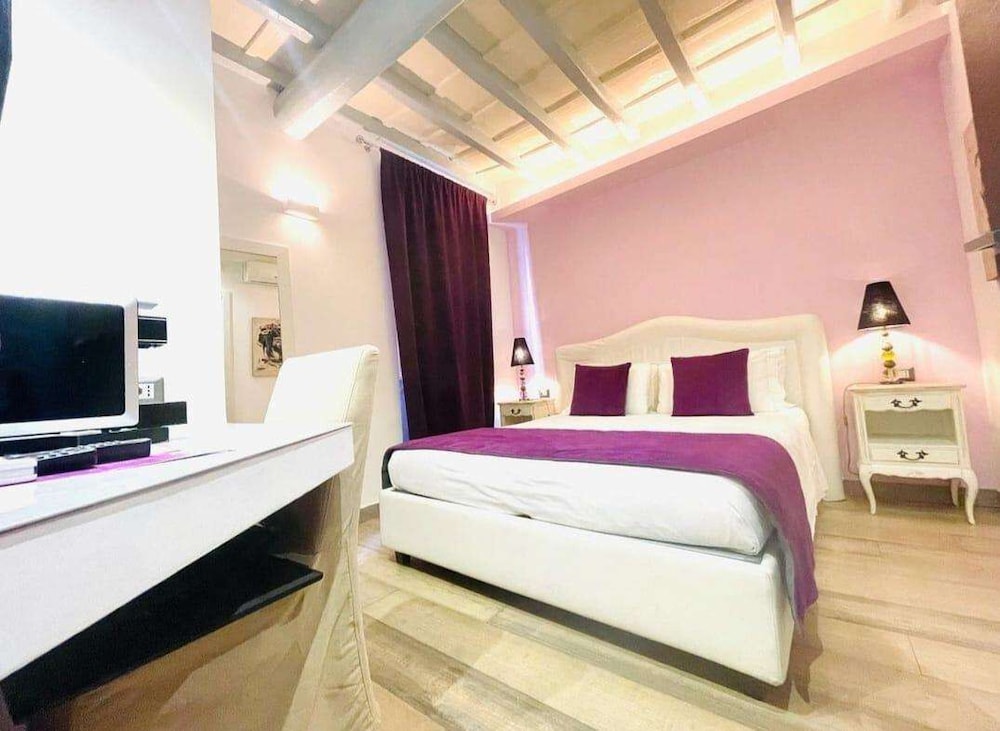 SUPERIOR, QUEEN BED