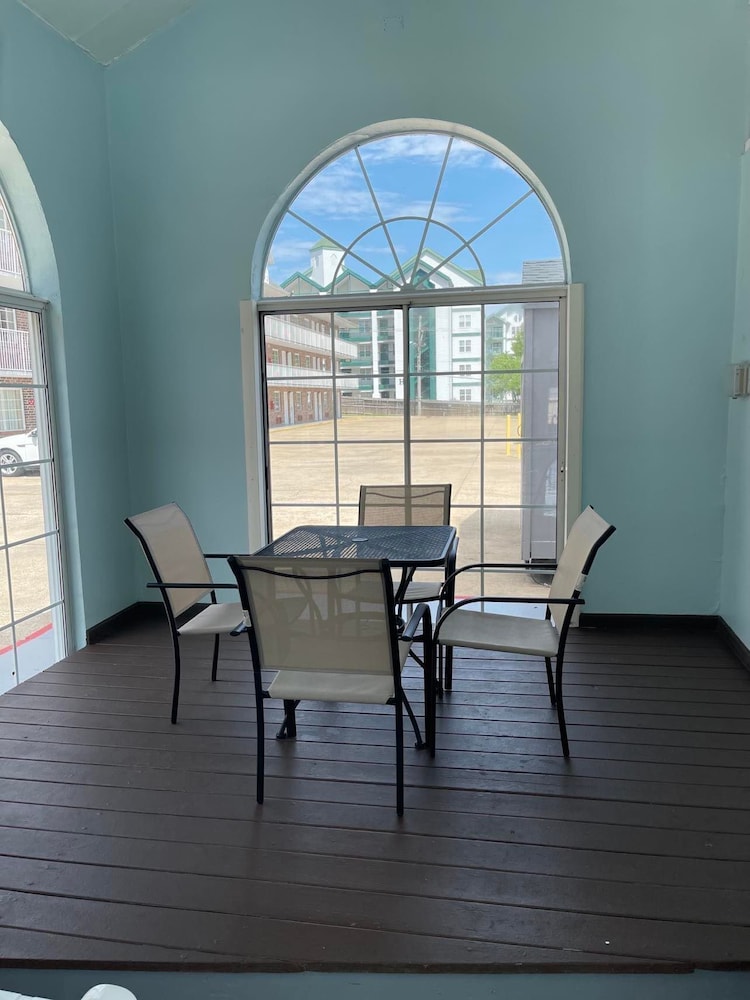 Carriage House Inn 32/61