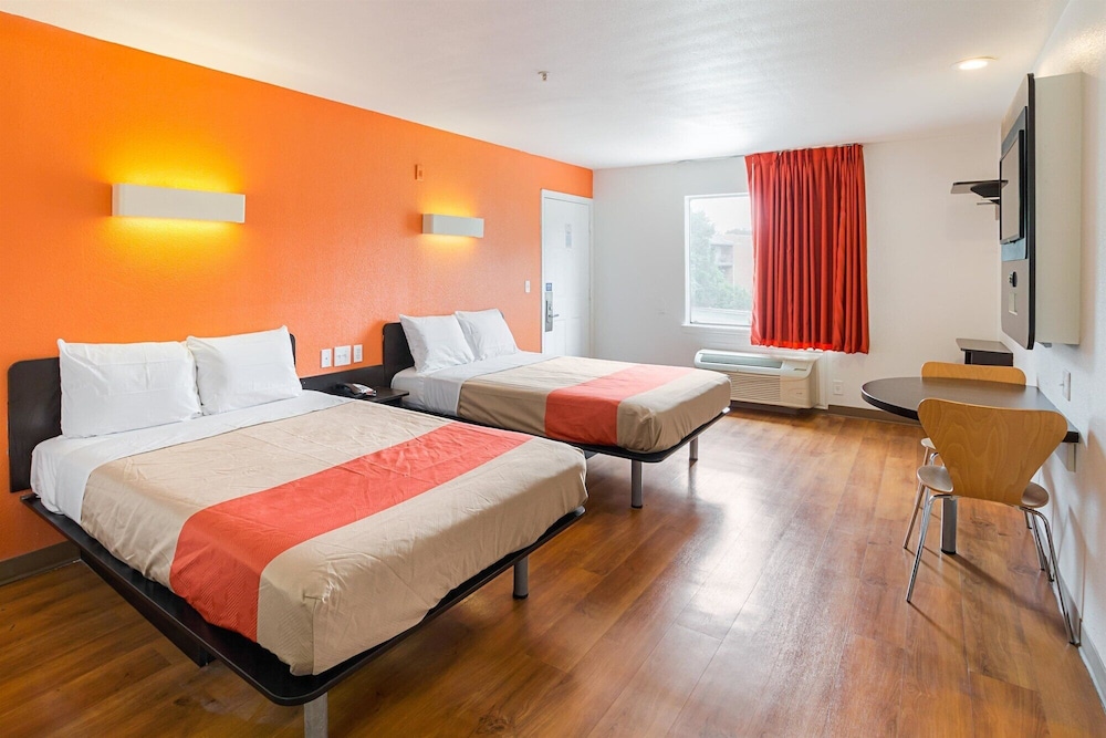 Motel6 Grand Prairie, TX - Near Six Flags Drive 16/44