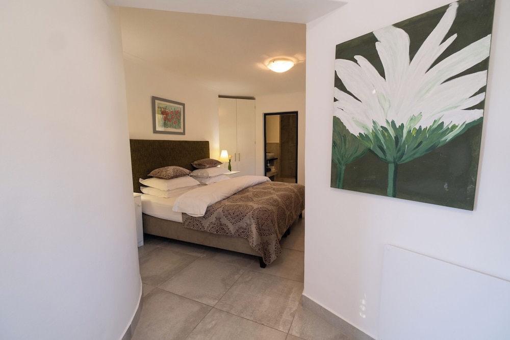 Green, King Bed