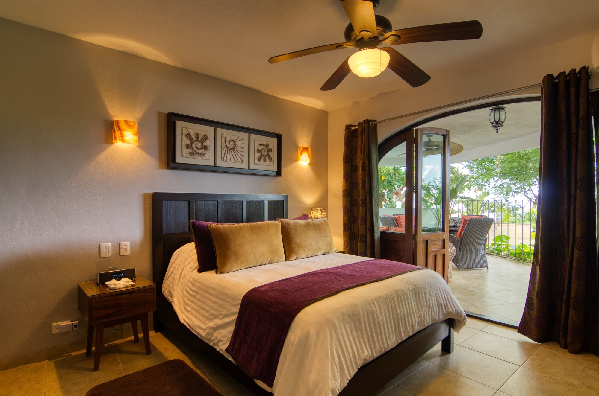 DELUXE, KING BED