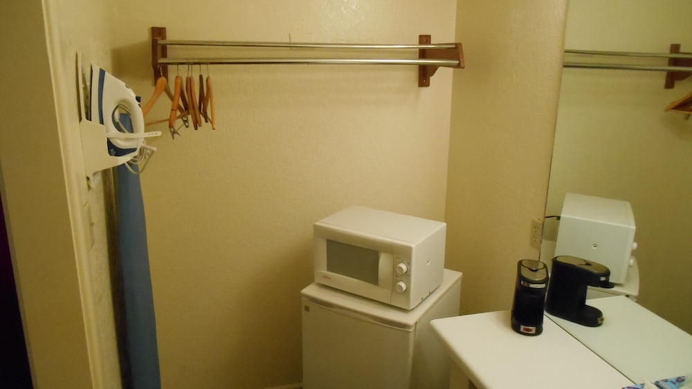 Econo Lodge Inn and Suites Abilene 8/12
