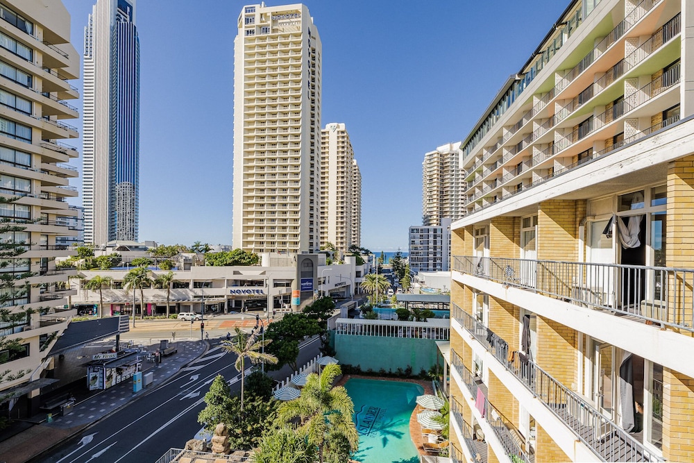 Bunk Backpackers Surfers Paradise Hostel 66/76