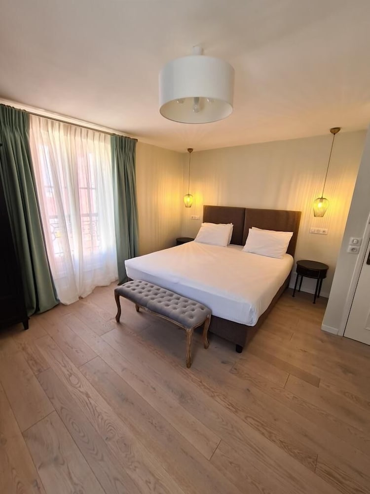 HOTEL LES ARMOIRIES 15/66