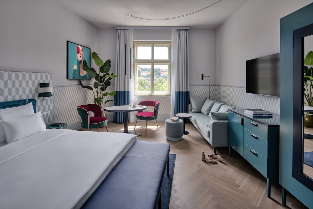 DELUXE, DOUBLE BED