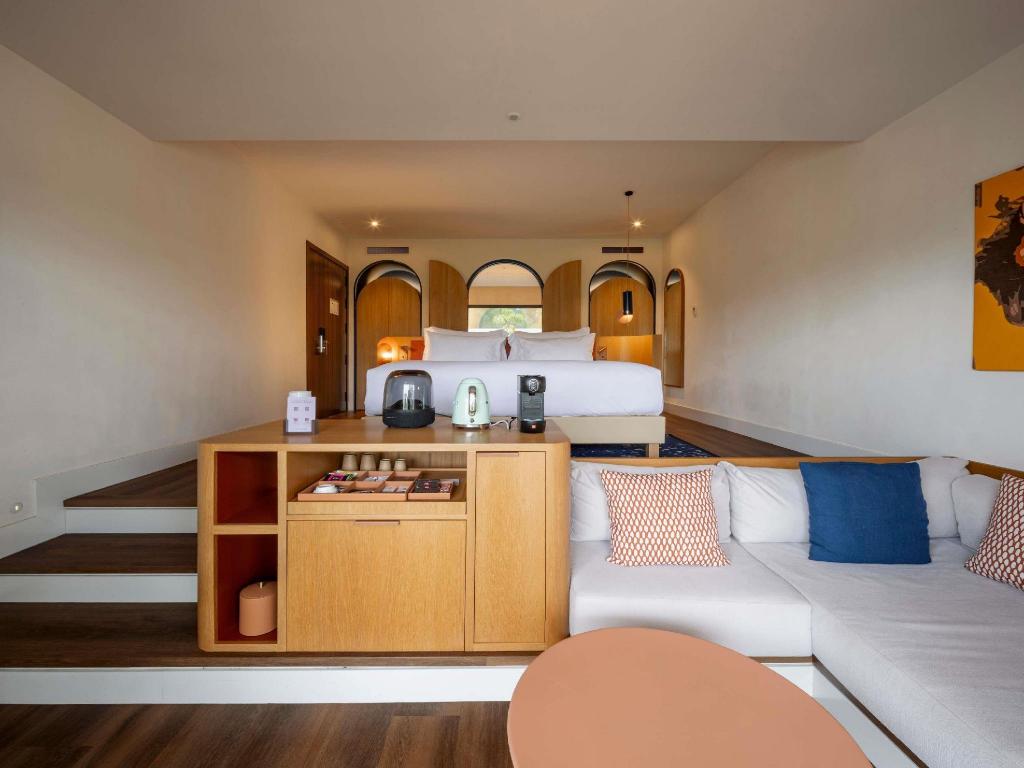 So Studio, King Bed, Living Area
