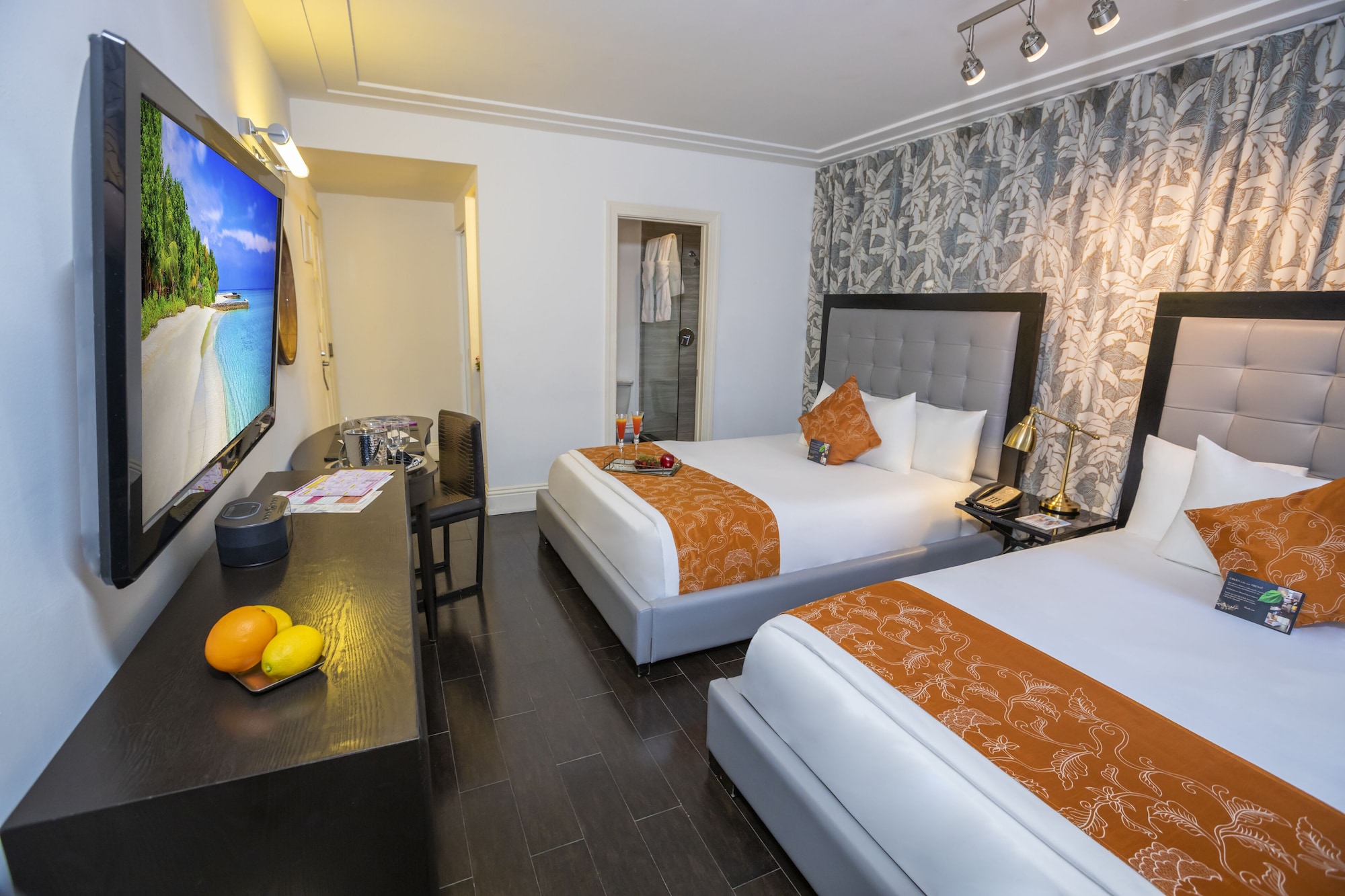 غرفة كلاسيكية بسريرين كوين، Riviera Suites South Beach 2/9