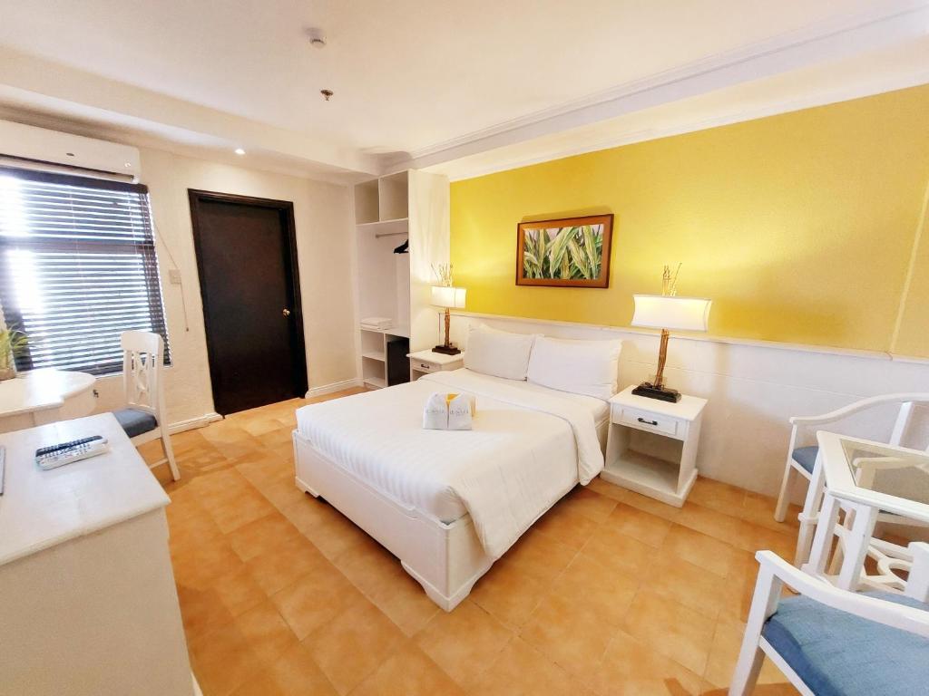 Deluxe, Double or Twin Bed