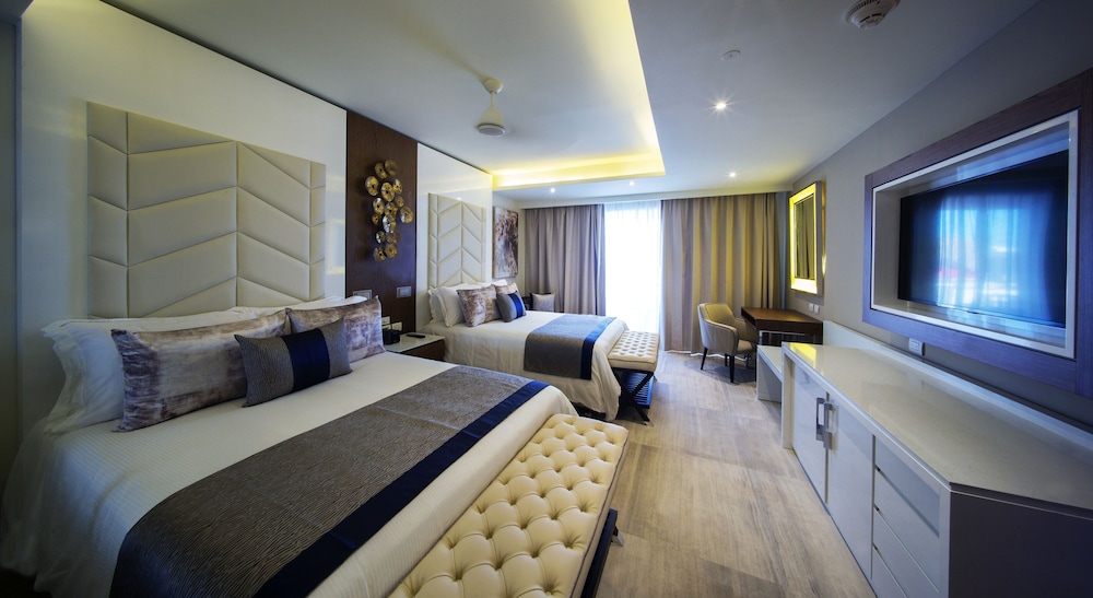 2 Bedrooms, Diamond Club, Swim Out, Chairman, Luxury, Suite, 1 King and 2 Queen Beds، Royalton Bavaro, An Autograph Collection All Inclusive Resort and Casino 1/2