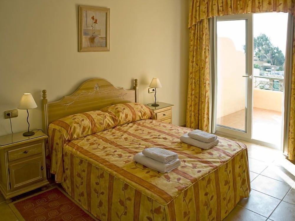 شقة بسريرين منفصلين بإطلالة على المسبح بغرفتي نوم مع أريكة، Marbella Beach Resort at Club Playa 2/6