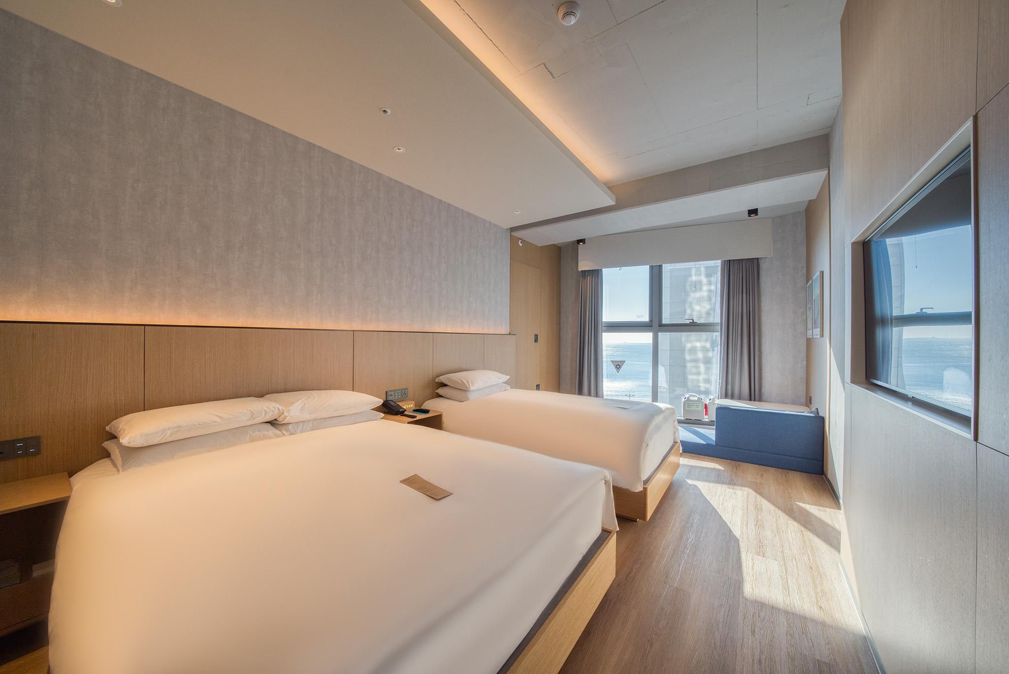 Family, Twin Beds, 1 Queen and 1 Single Bed, Lateral Side Ocean View