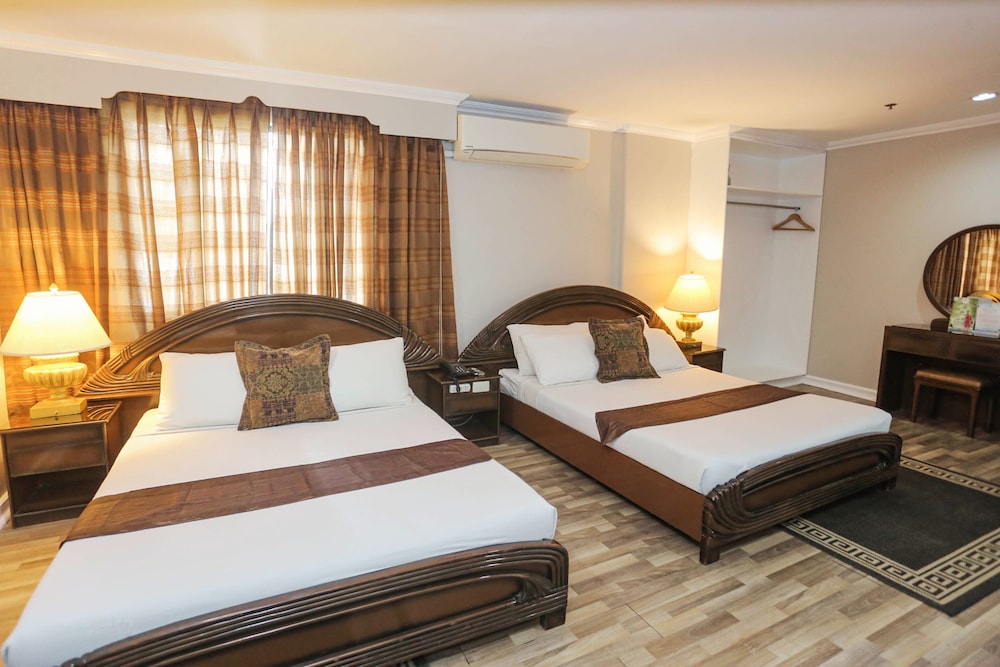 Holiday Plaza Hotel 66/86