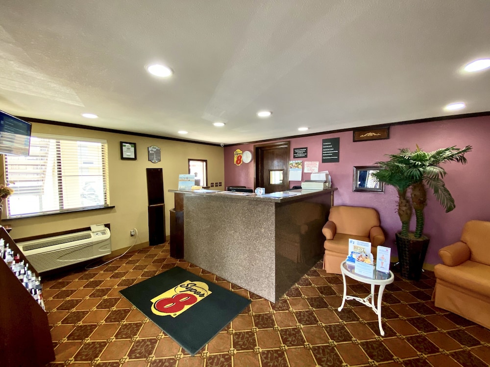 Super 8 By Wyndham Shawnee 10/48