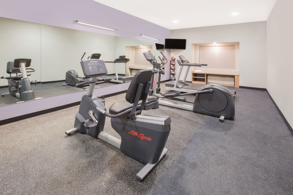 Microtel Inn & Suites By Wyndham Cuauhtemoc 18/40