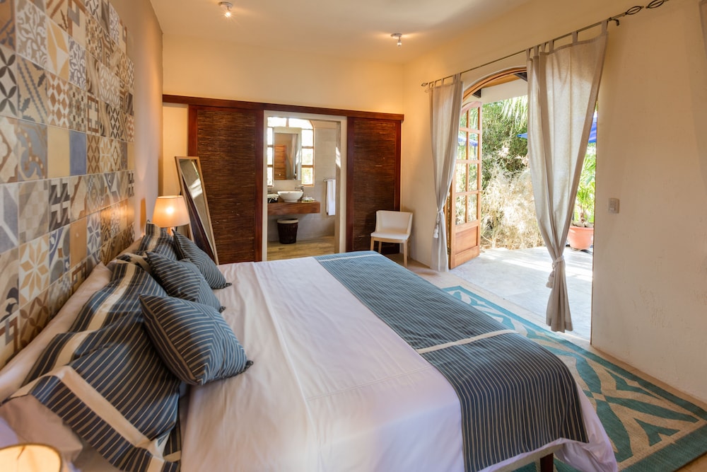 Standard, King Bed, Garden Area
