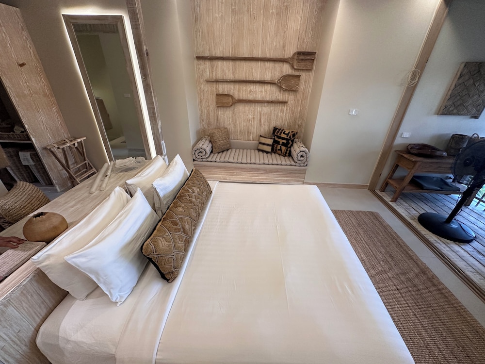 PREMIUM, DELUXE, CLUB LOUNGE ACCESS