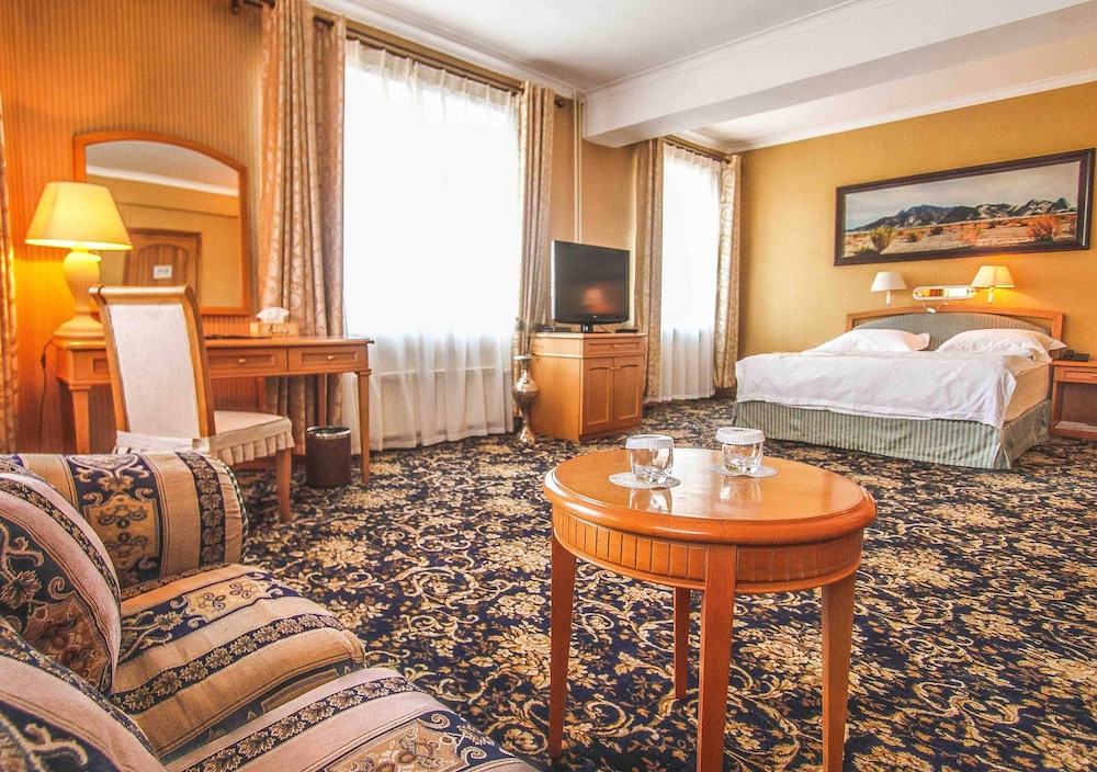 The Continental Hotel 33/50