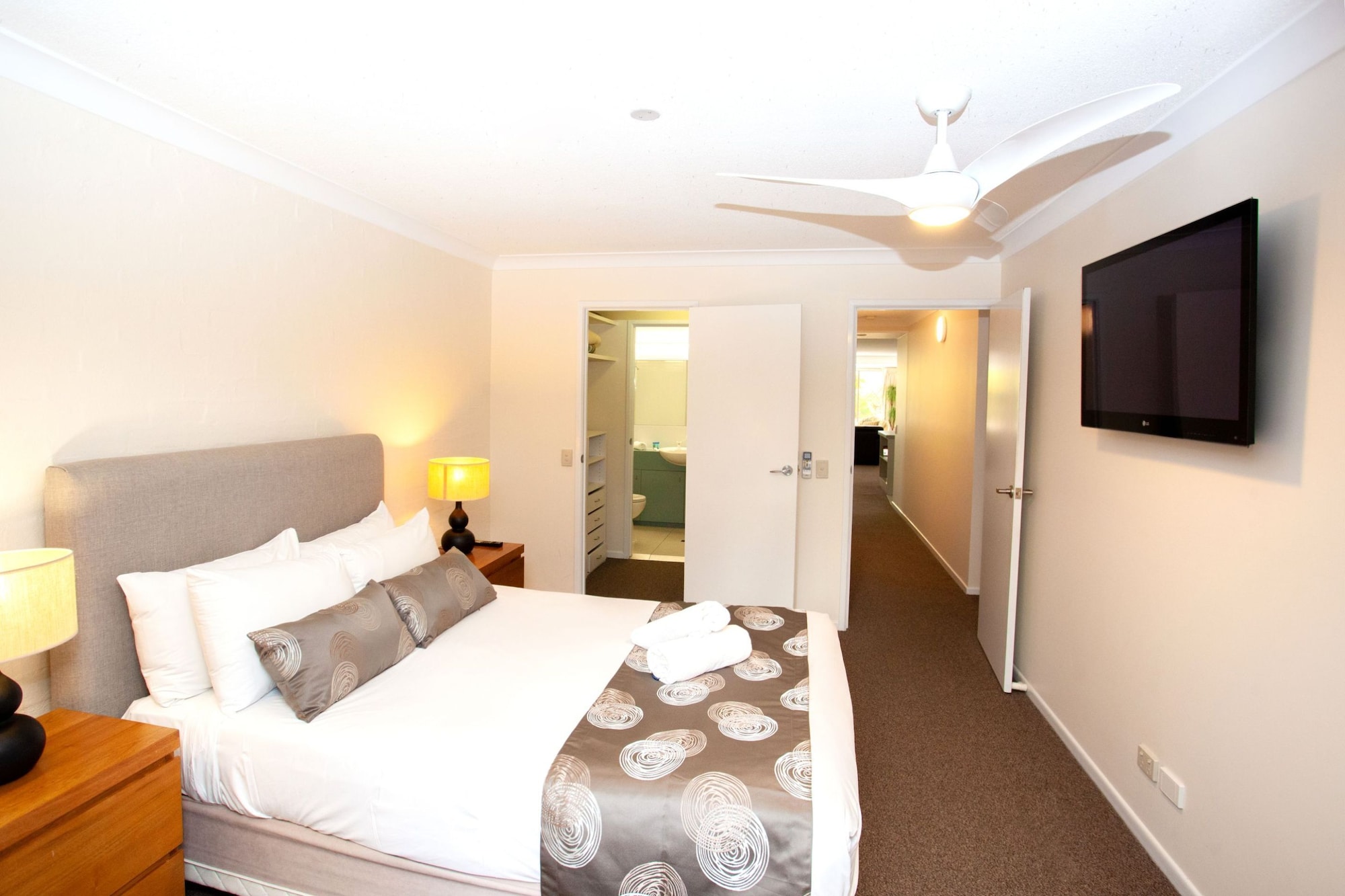 3 Bedrooms, Courtyard, Apartment, 1 Queen and 4 Single Beds