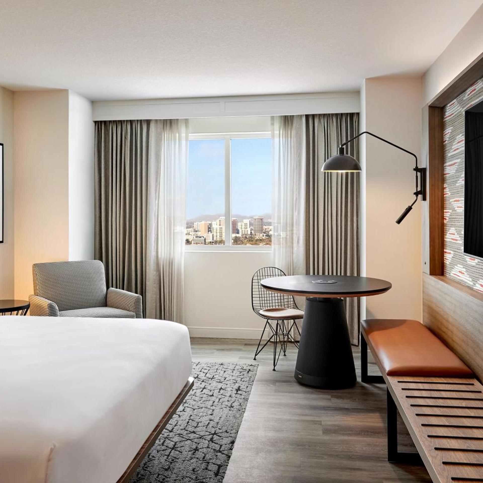 Guest Room, Deluxe, King Bed, Mountain or City View
