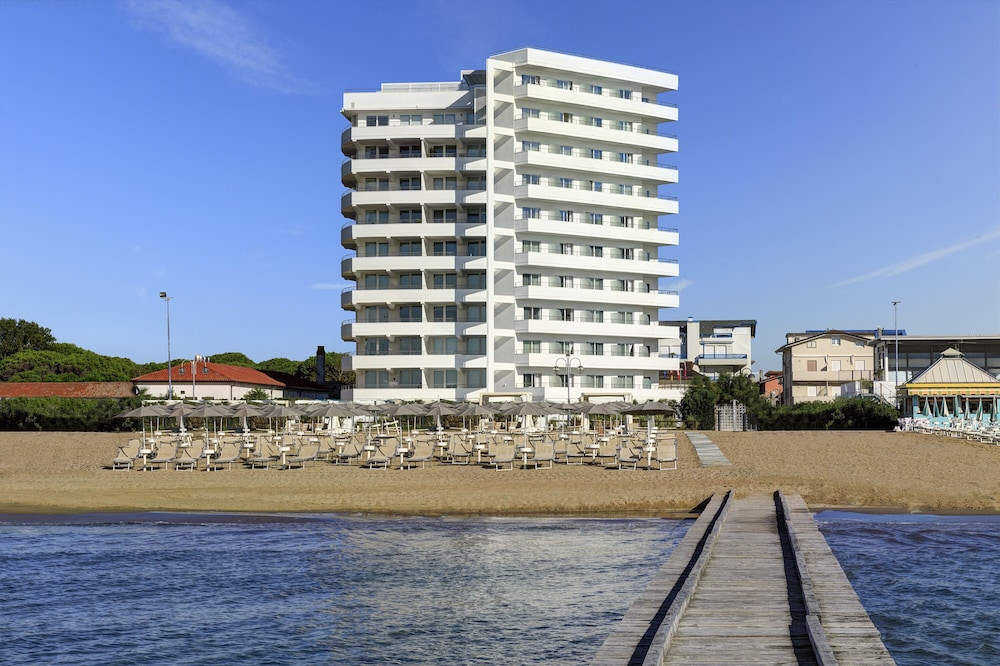 Adriatic Palace Hotel 8/65