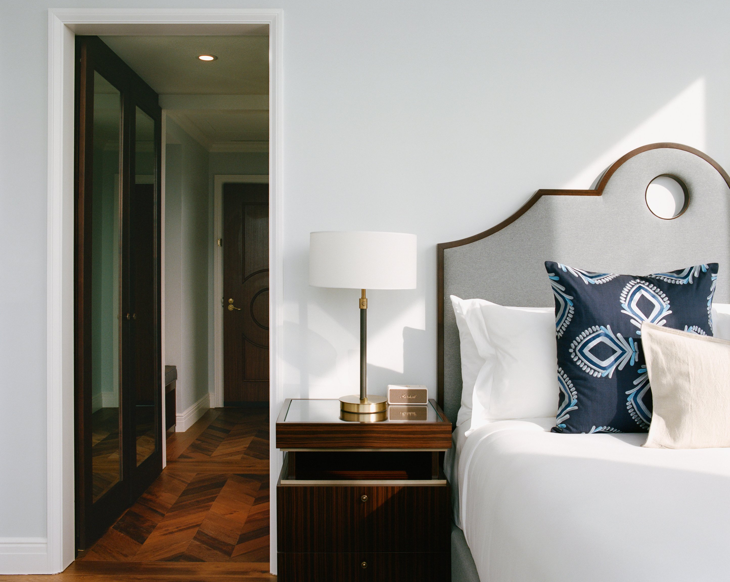 SIGNATURE, KING BED