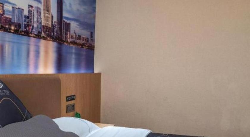 Chonpines Hotel (Shenzhen Gongming Honghuashan Metro Station) 22/31